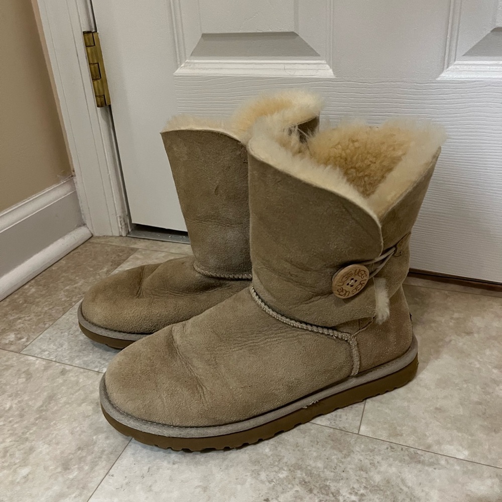 UGGS- Sand Bailey Button UGG
